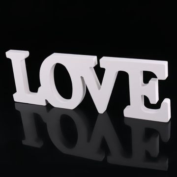 Wort „LOVE” aus weißem Holz